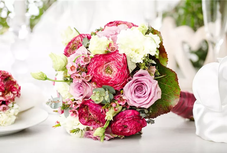 Tischdekoration mit Blumenstrauß